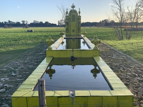 Canale d'acqua ornamentale verde e casa delle chiuse presso Casale Artemisia B&B a Capalbio, campagna toscana