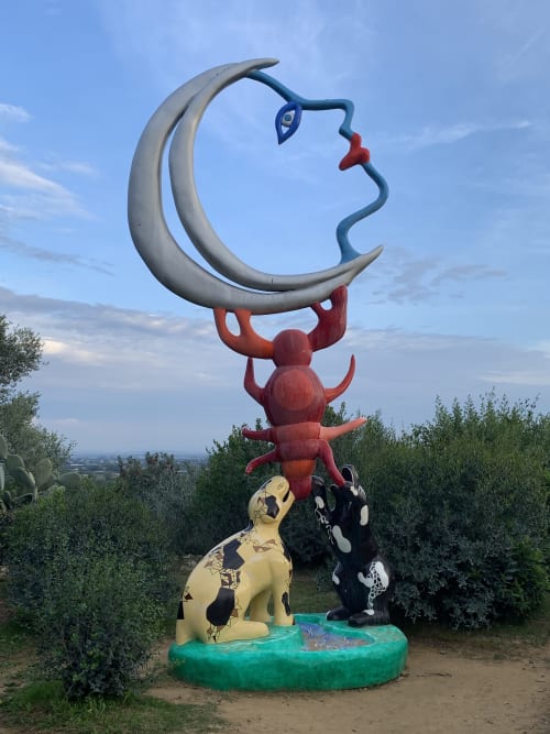 Installazione artistica scultorea fantasiosa presso Casale Artemisia, una affascinante struttura bed and breakfast a Capalbio, Toscana, Italia