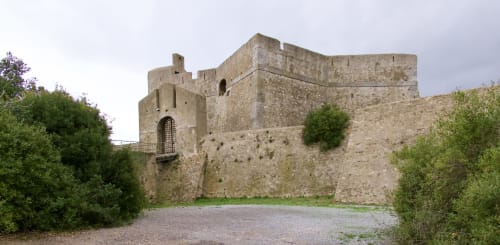 Fortezza medievale in pietra presso Casale Artemisia B&B, Capalbio, Toscana con mura fortificate e torre