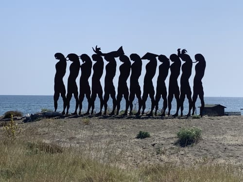 Scultura di sagome di persone sulla spiaggia di Capalbio vicino a Casale Artemisia