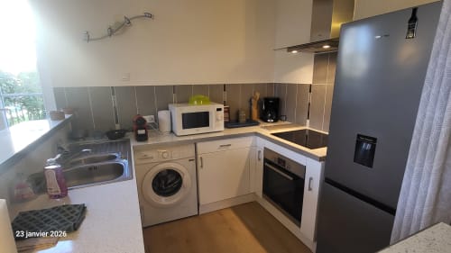 Cuisine moderne du gîte Côté Village aux Jolis Logis de Julie, Salles d'Aude, avec équipements et plan de travail