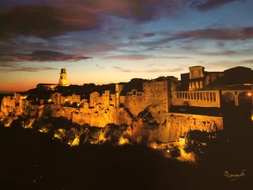 Casale Artemisia B&B illuminato al tramonto con vista sulla fortezza medievale di Capalbio