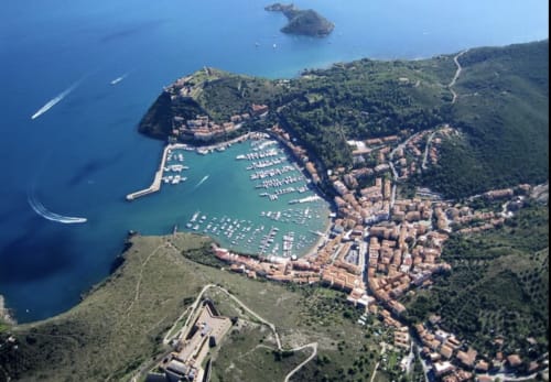 Vista aerea di Casale Artemisia vicino a Capalbio, Italia con costa mediterranea, marina e colline boscose