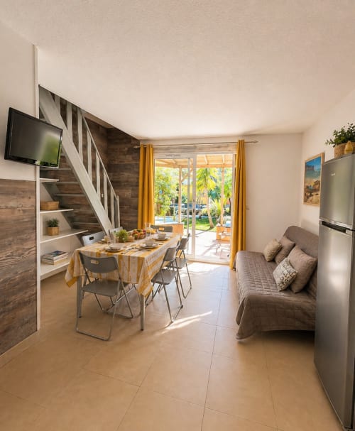 Monolocale Le Maquis Plage con zona pranzo, angolo cottura, divano-letto e terrazza con vista mare a Poggio-Mezzana