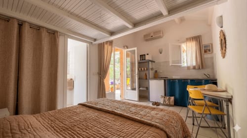Ampia camera da letto al Maquis Plage con letto, angolo cottura e accesso alla terrazza a Poggio-Mezzana