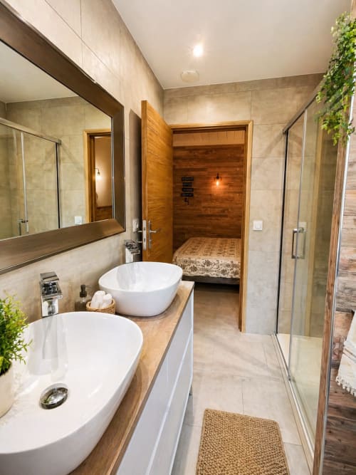 Salle de bains contemporaine de la villa Le Maquis Plage avec vasques duales, douche spacieuse et finitions bois