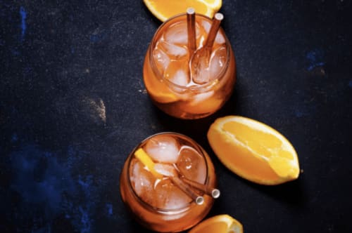 Deux cocktails ambrés avec glaçons et tranches d'orange à l'Alombre B&B, Lectoure