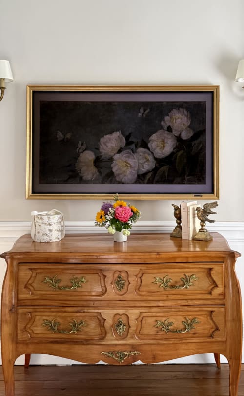 Elegant wooden dresser with floral artwork in La chambre de Marguerite at La Maison 1680, Couches