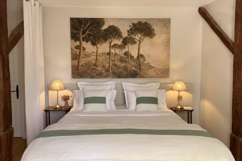 Chambre élégante à La Maison 1680 avec literie blanche, accents verts, tableaux paysagers vintage et vue sur le jardin à Couches,