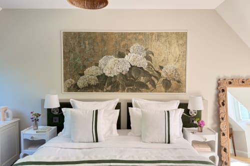Chambre élégante à La Maison 1680 avec literie blanche, œuvre d'art jardin et touches vertes, Couches France