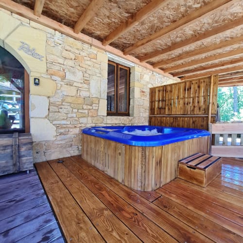Terraza suite Ambre con jacuzzi privado Domaine du Cardou Lot