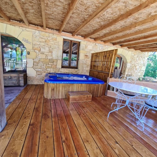 Terrasse suite Ambre avec jacuzzi et espace repas Domaine du Cardou