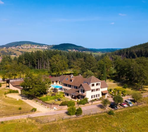Domaine Sur-Valot, propriété de luxe à Beaubery avec piscine, entourée par les montagnes de la Forêt-Noire et des prairies verdoyantes