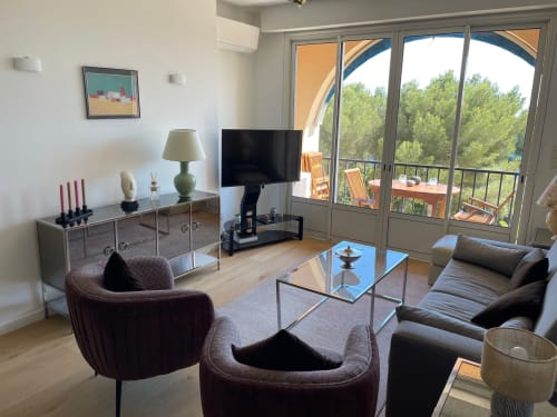 Modern apartment living room at Résidence Le Château Du Parc Santa Lucia in Saint Raphaël with sea views, flat-screen TV, and