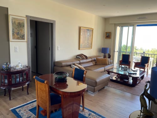 Spacious sea-view apartment living room with leather sofa, wooden furniture, and balcony overlooking Saint Raphaël, FR