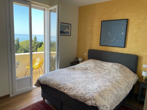 Bright bedroom with sea view balcony at Résidence Le Château Du Parc, Saint Raphaël
