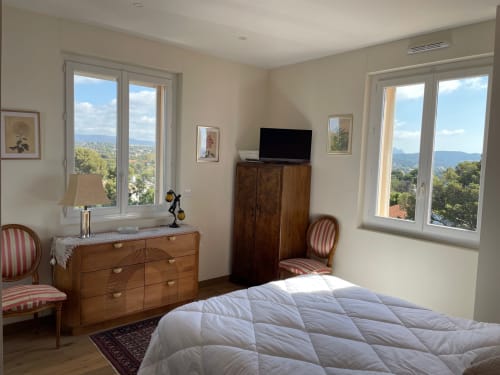 Bright bedroom at Résidence Le Château Du Parc with sea views, wooden furniture, and modern amenities in Saint Raphaël