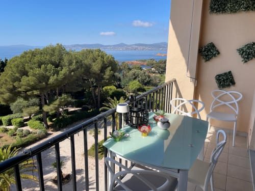 Balcony at Résidence Le Château Du Parc with sea views, dining table, and Mediterranean landscape in Saint Raphaël