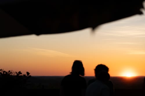 Deux silhouettes se détachant contre le coucher de soleil doré au Domaine Sur-Valot à Beaubery, France