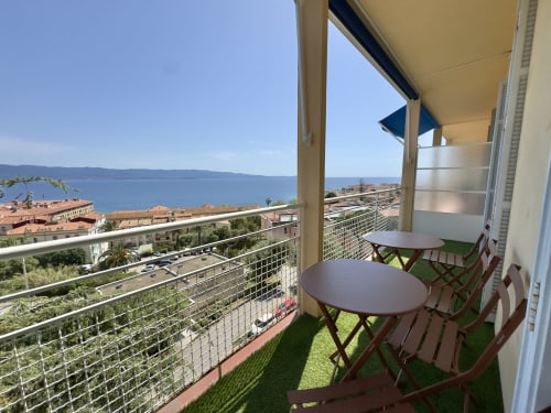 Balcon avec vue sur la Méditerranée à l'appartement SoleMare Alata, terrasse meublée avec vue mer et ville côtière