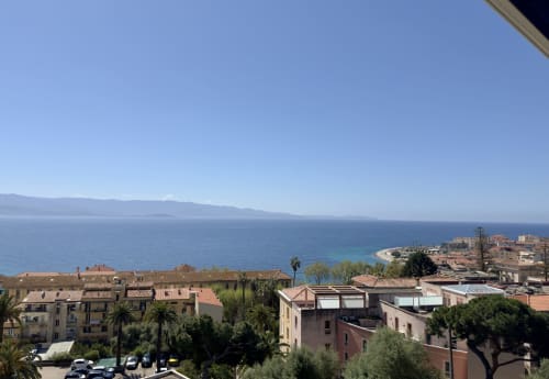 Vue depuis le balcon de l'appartement SoleMare sur la mer Méditerranée et la côte d'Alata, ciel bleu dégagé