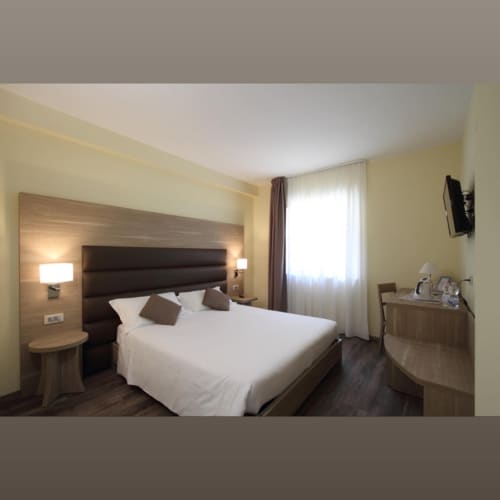 Camera da letto doppia deluxe presso Il Viottolo B&B a Roccaraso con comfort moderni, TV a schermo piatto e pareti giallo brillante