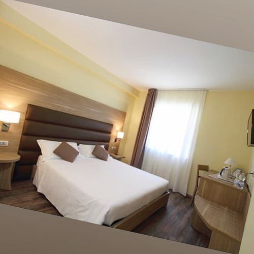 Camera matrimoniale deluxe presso Il Viottolo B&B a Roccaraso con letto queen, pareti gialle e servizi moderni