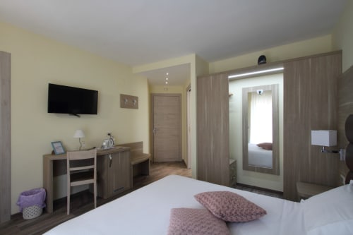 Modern junior suite bedroom at Il Viottolo B&B in Roccaraso with TV, desk, and walk-in closet