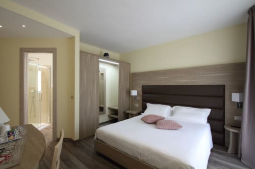 Modern junior suite at Il Viottolo in Roccaraso featuring queen bed, ensuite bathroom, and walk-in wardrobe