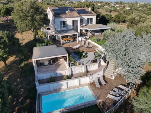 Villa Serenita à Alata : villa moderne blanche avec piscine chauffée, jacuzzi, terrasse en bois et vue sur le jardin