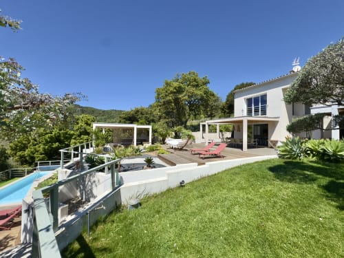 Villa VillaSerenita à Alata : villa moderne avec piscine chauffée, jacuzzi, terrasse en bois, jardins luxuriants et vue sur les montagnes