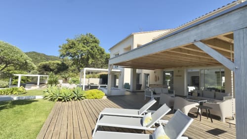 Villa SoleMare à Alata avec terrasse, transats, piscine chauffée et vue sur le jardin