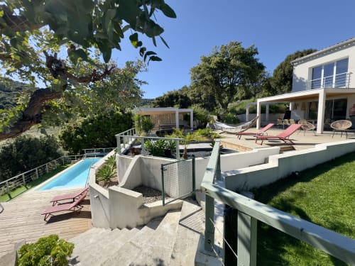 Villa de luxe SoleMare à Alata avec piscine, terrasse, transats et architecture moderne dominant les jardins