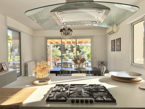 Cuisine moderne de l'hôtel SoleMare à Alata avec cuisinière gaz, comptoirs blancs et vue sur la terrasse