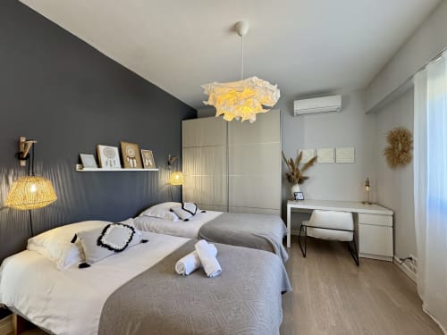Chambre twin moderne à l'hôtel SoleMare à Alata, avec mobilier contemporain, éclairage suspendu et décor minimaliste