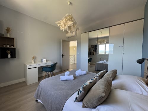 Chambre moderne de l'hôtel SoleMare à Alata avec armoire miroir, bureau, suspension et équipements