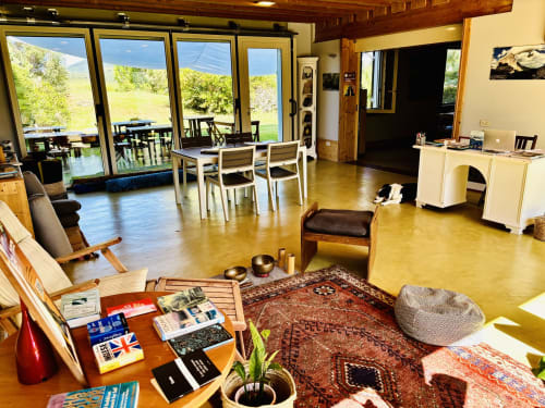 Amplia sala de estar diáfana en Casale Artemisia B&B en Capalbio con suelos pulidos, mobiliario moderno y vistas panorámicas