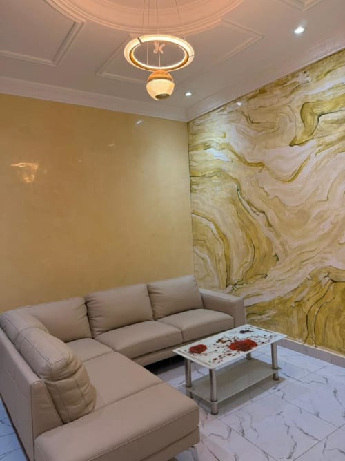 Séjour moderne à l'Appart Hotel Kylian avec canapé sectionnel beige, mur d'accent à motifs marbre et plafond élégant