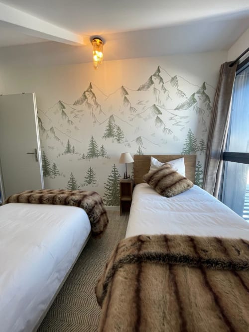 Chambre alpine cosy avec lits jumeaux, fresque montagnarde et plaids en fourrure à CIRELINE-La Fontaine du Roy, Rognes