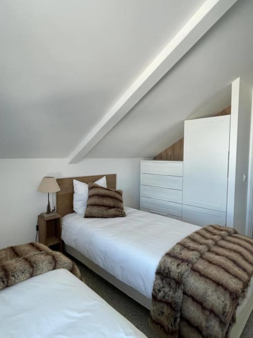 Chambre douillette sous les toits au CIRELINE-La Fontaine du Roy à Rognes avec lits jumeaux, draps blancs et accents marron