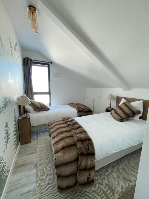 Chambre mansardée moderne à CIRELINE-La Fontaine du Roy à Rognes avec lits jumeaux, plafond en pente et vue sur la montagne.