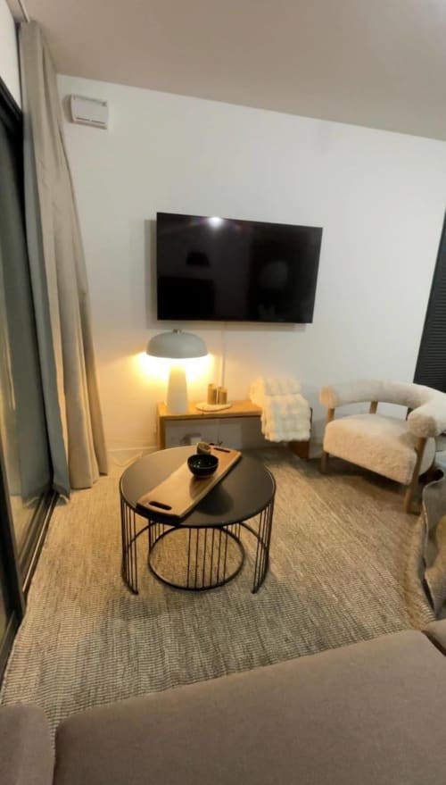 Salon moderne de l'appartement CIRELINE-La Fontaine du Roy avec TV murale, mobilier contemporain et éclairage chaleureux