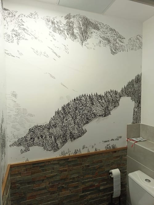 Fresque paysage montagneux avec forêt et pics dans la salle de bain du CIRELINE-La Fontaine du Roy, Rognes