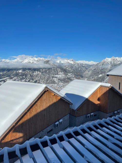 Chalets enneigés de Risoul avec vue sur les Alpes, CIRELINE-La Fontaine du Roy