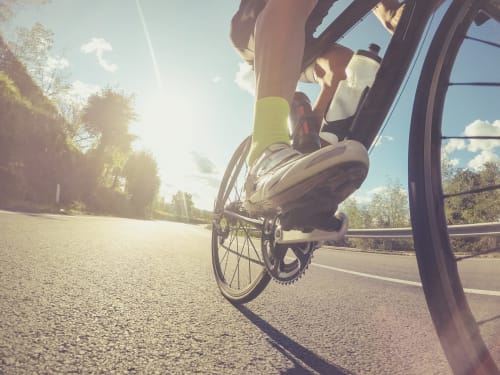 Ciclista pedalando em estrada ensolarada perto da Casa da Avó Ana, Mondim de Basto Portugal