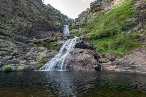 Cascata em queda dentro de um desfiladeiro rochoso e verdejante perto da Casa da Avó Ana, Mondim de Basto Portugal