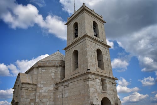 Torre de igreja em pedra histórica com aberturas para sinos perto da Casa da Avó Ana em Bobal, Mondim de Basto, Portugal