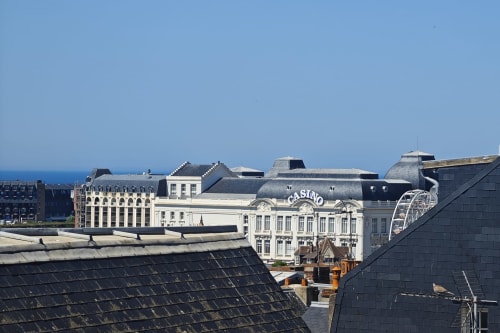 Hôtel O LIT avec vue sur le casino côtier en France, toits d'ardoise et architecture normande