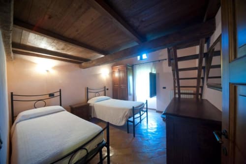 Appartamento deluxe La Quercia presso l'Agriturismo Buriano a Lubriano con letti gemelli, travi in legno e pavimenti in cotto