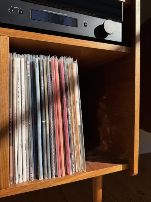 Collection de CD dans meuble étagère en bois avec amplificateur numérique hybride à Maison Mansel BnB, Mesnil-en-Ouche